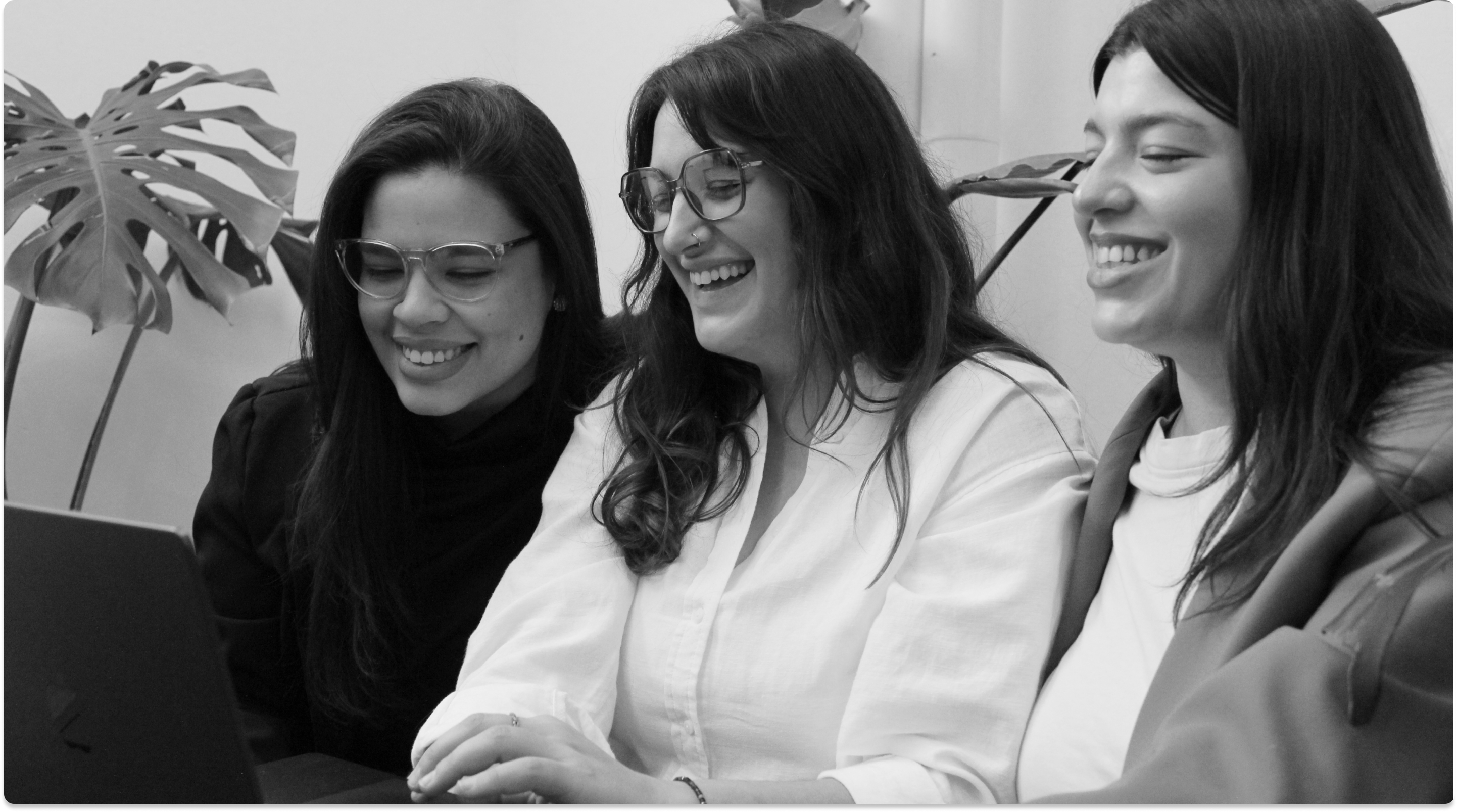 Miembros del equipo de grool studio conversando en una reunion