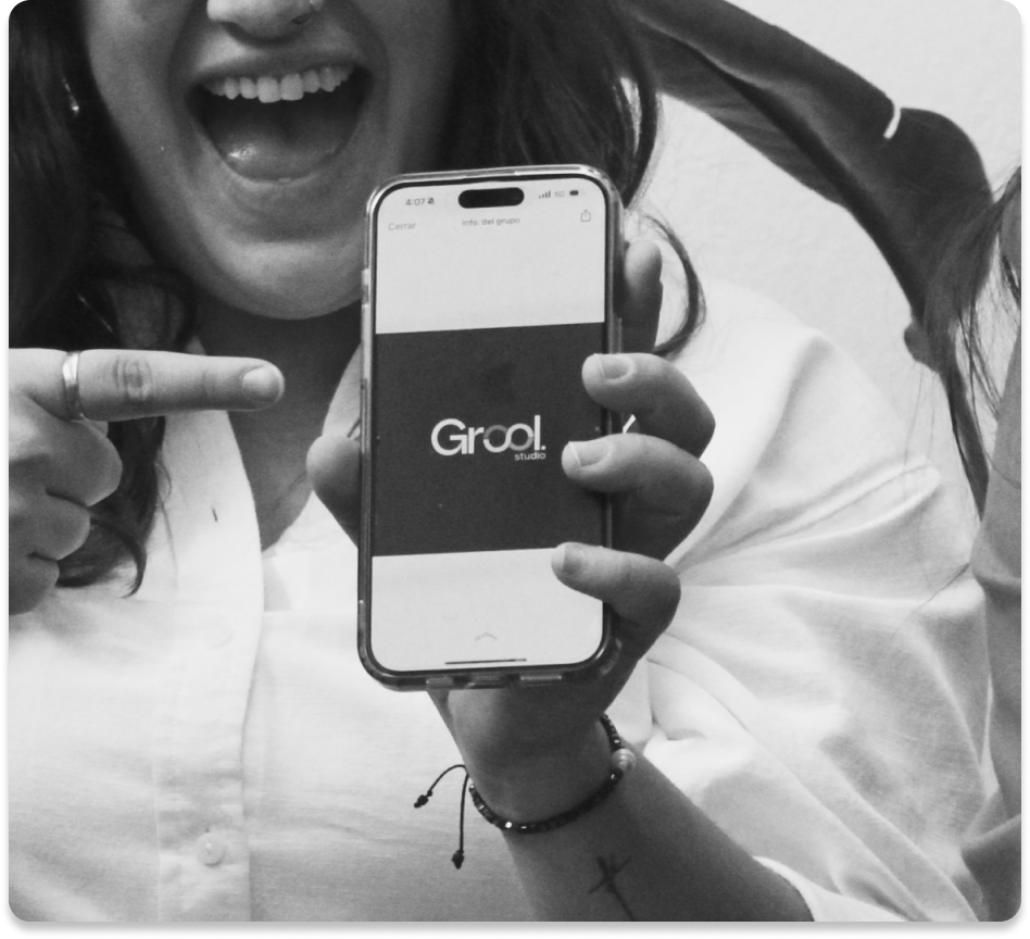 Miembro del equipo creativo de Grool Studio trabajando en un proyecto de diseño